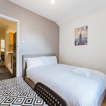 Mile End Double Rooms 86A 런던 외부 사진