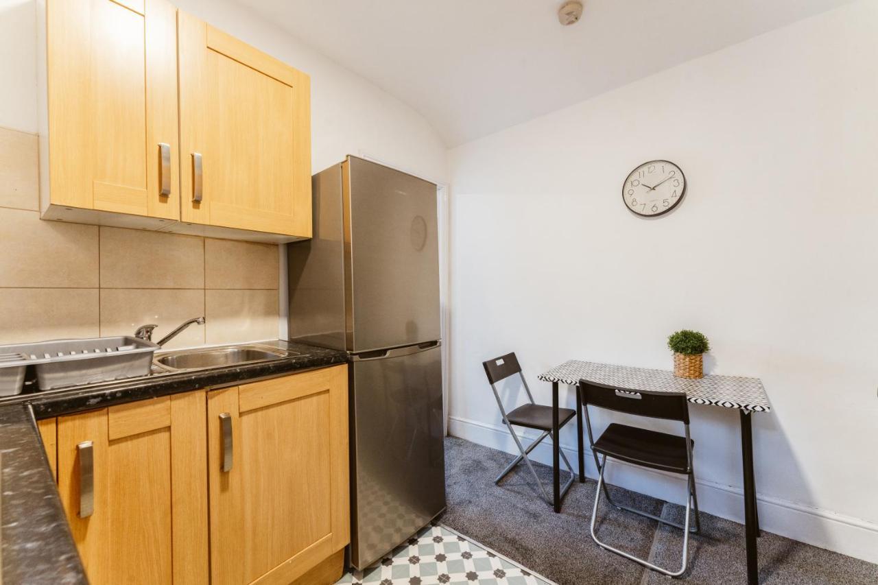Mile End Double Rooms 86A 런던 외부 사진