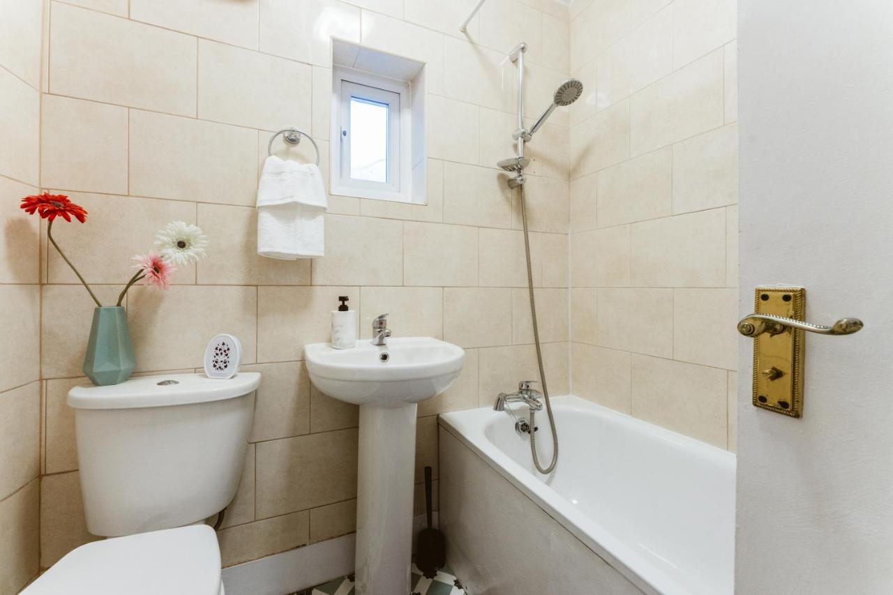 Mile End Double Rooms 86A 런던 외부 사진